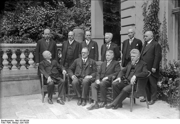 Das zweite Kabinett Müller nach seiner ersten Sitzung im Reichskanzlerpalais (Juni 1928)